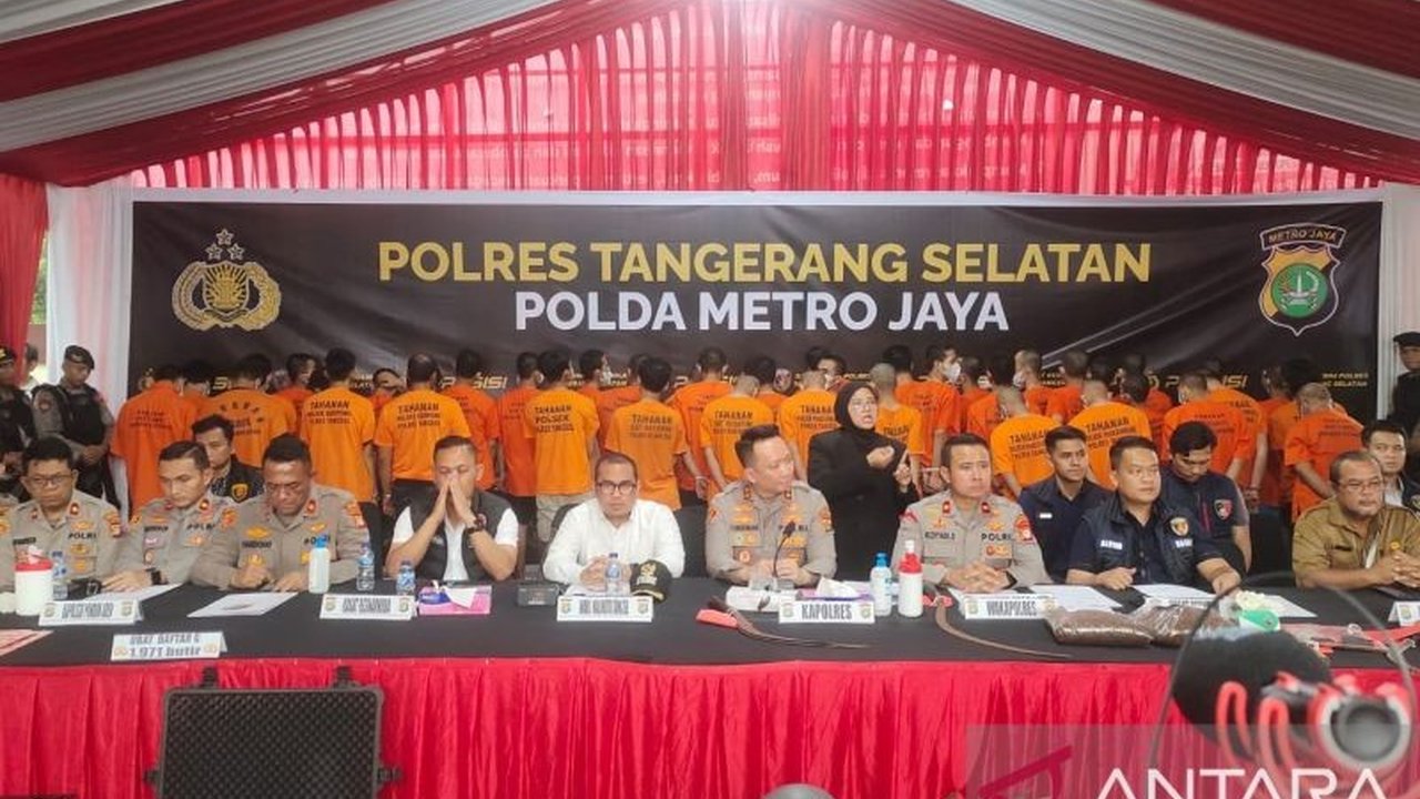 Polres Tangsel mengungkap pabrik tembakau sintetis di Bekasi dengan barang bukti 612 kg, empat pelaku ditangkap dan dijerat pasal berlapis UU Narkotika.