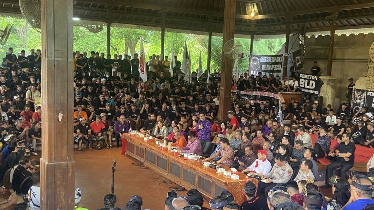 Dinas Perhubungan Bali mengajak sopir pariwisata lokal berpartisipasi dalam menentukan tarif transportasi pariwisata, guna mengatasi konflik tarif dengan angkutan online dan memastikan kesejahteraan sopir lokal.