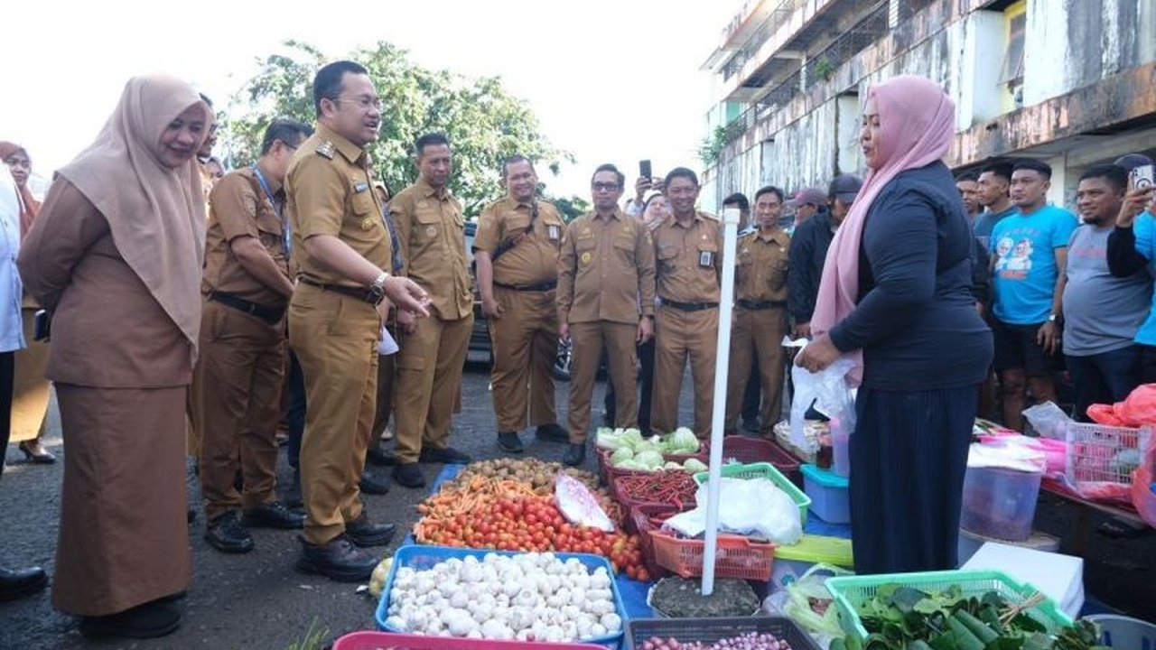 Wakil Bupati Gowa meninjau pasar tradisional untuk memastikan stabilitas harga dan stok pangan menjelang Ramadhan, menemukan lonjakan harga cabai yang signifikan.