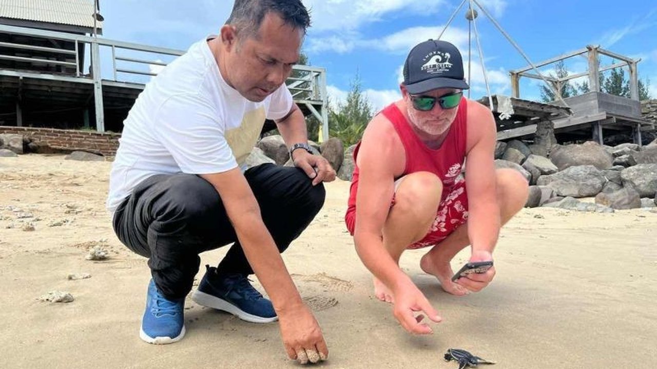 Staycation Joel Bungalows di Aceh Besar melepaskan 90 tukik belimbing ke laut sebagai upaya pelestarian biota laut dan edukasi masyarakat.