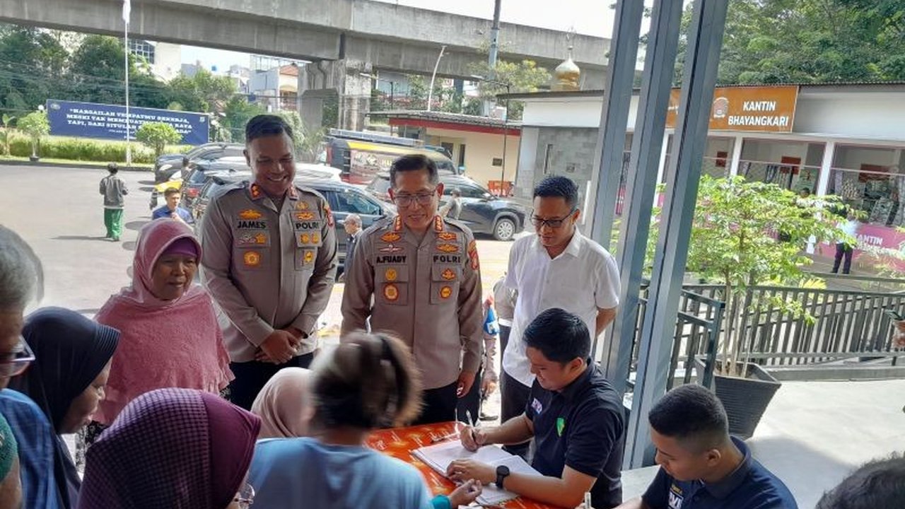 Kepolisian Metro Jakarta Utara membagikan sembako dan layanan cek kesehatan gratis kepada warga Kelapa Gading dalam rangka menyambut bulan Ramadan 1446 H, guna meringankan beban ekonomi dan meningkatkan kesehatan masyarakat.