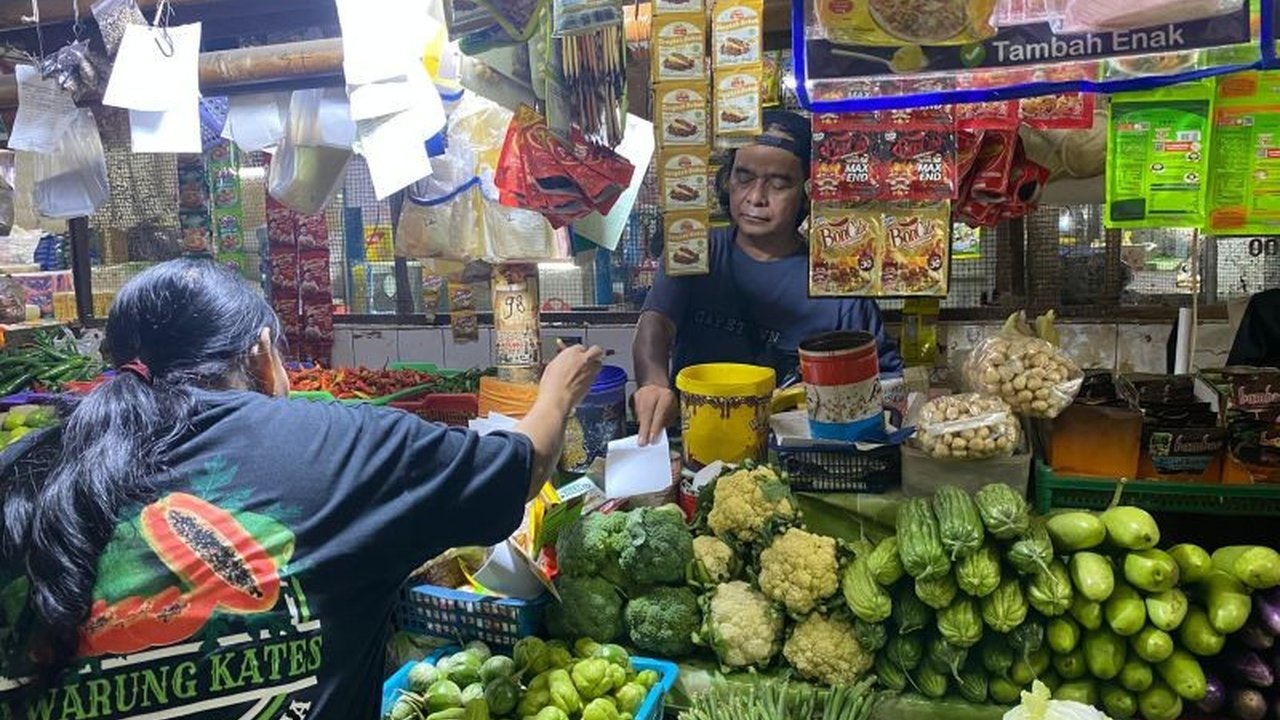 Jelang Ramadhan, harga telur ayam di Jakarta Selatan meroket hingga 20 persen, pedagang Pasar Santa dan Cipete melaporkan kenaikan signifikan dan mengantisipasi aksi borong oleh konsumen.