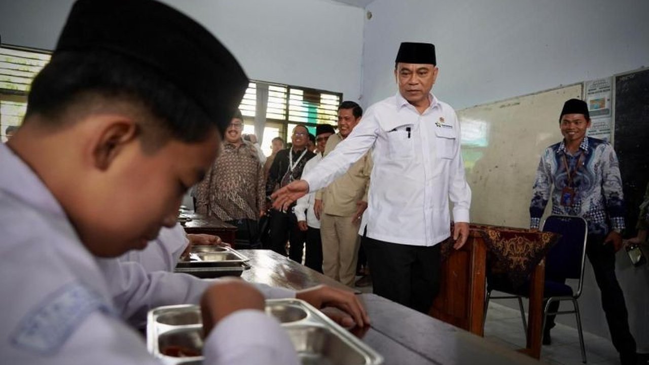 Kementerian Koperasi mulai mendistribusikan susu pasteurisasi dari koperasi untuk mendukung Program Makan Siang Bergizi (MBG) dan meningkatkan kesejahteraan petani.