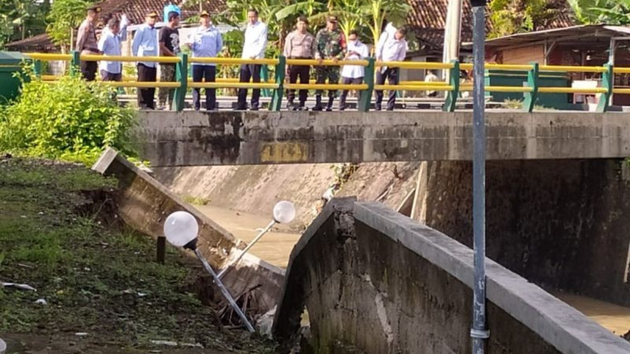 Pemerintah Kabupaten Bantul akan memasang bronjong sebagai penanganan sementara untuk tanggul Sungai Celeng di Wukirsari, Imogiri yang longsor akibat hujan deras, guna mencegah kerusakan lebih lanjut pada masjid dan jembatan di dekat lokasi.
