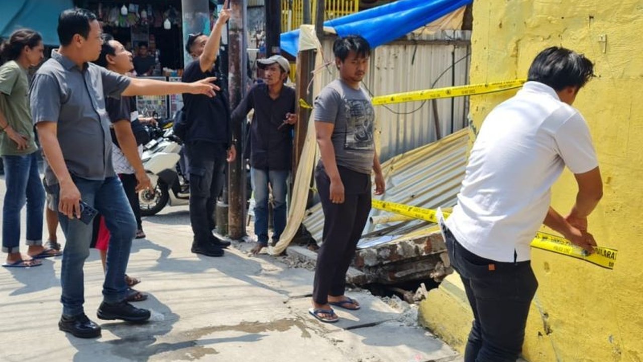 Seorang buruh bangunan berusia 58 tahun meninggal dunia setelah tertimpa tembok di lokasi proyek pembangunan di Koja, Jakarta Utara, saat jam istirahat makan siang.