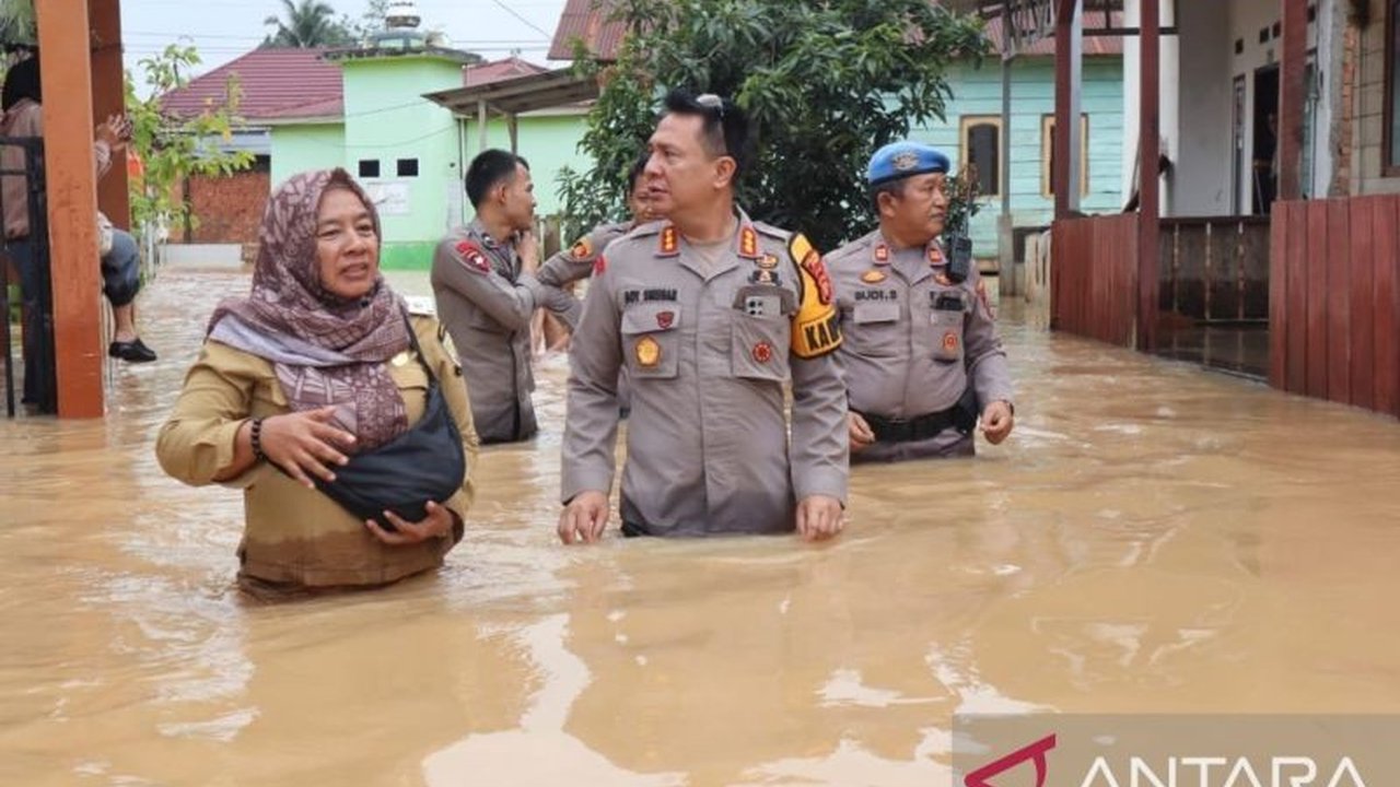 Polresta Jambi menyiagakan 10 personel per Polsek untuk antisipasi kejahatan dan membantu warga terdampak banjir yang melanda beberapa kelurahan di Jambi, seperti Suka Karya dan Kenali Asam Bawah.