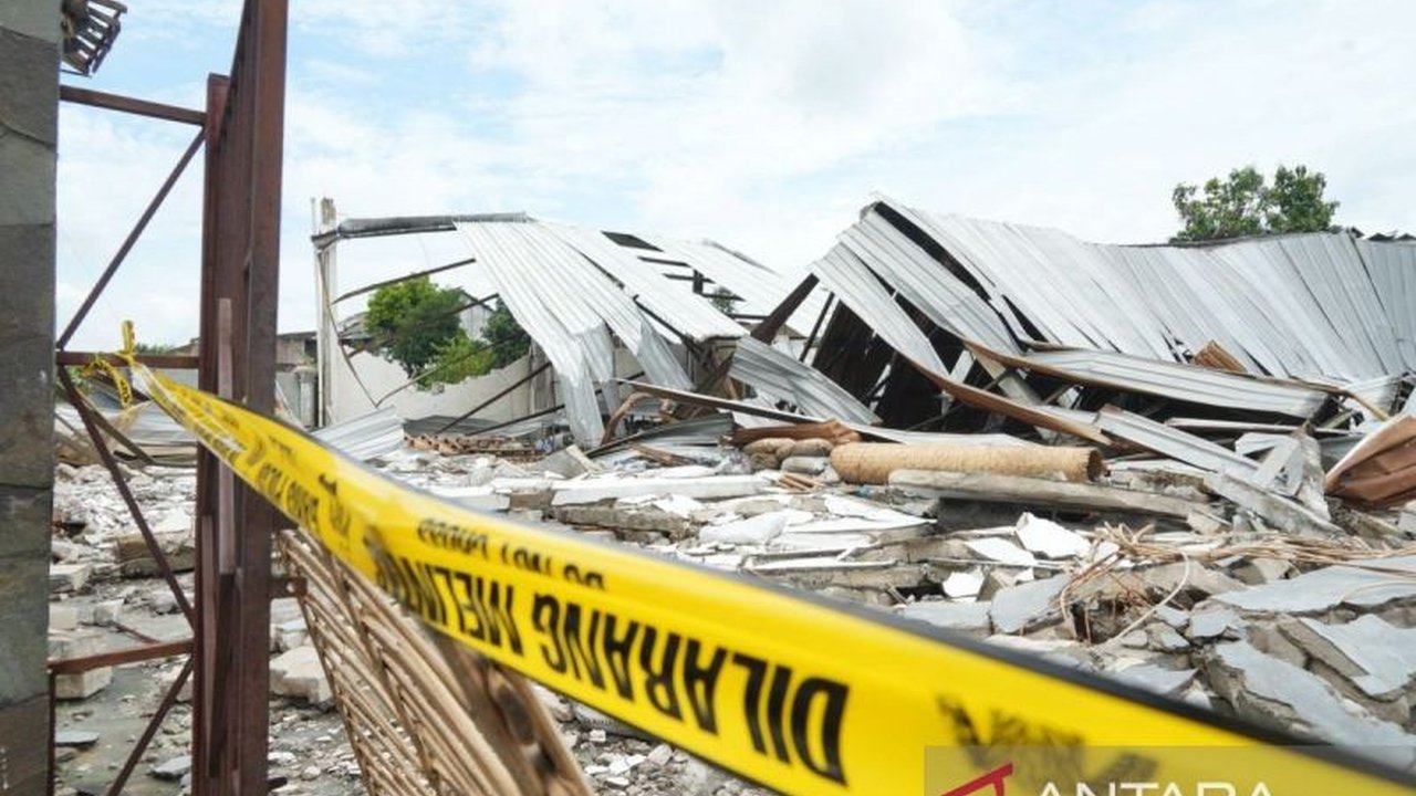 Puting beliung menerjang Dukuh Penggung, Desa Jambukulon, Klaten, mengakibatkan kerusakan pada 60 rumah dan beberapa bangunan lainnya; Pemkab Klaten bergerak cepat memberikan bantuan dan memastikan tidak ada korban jiwa.