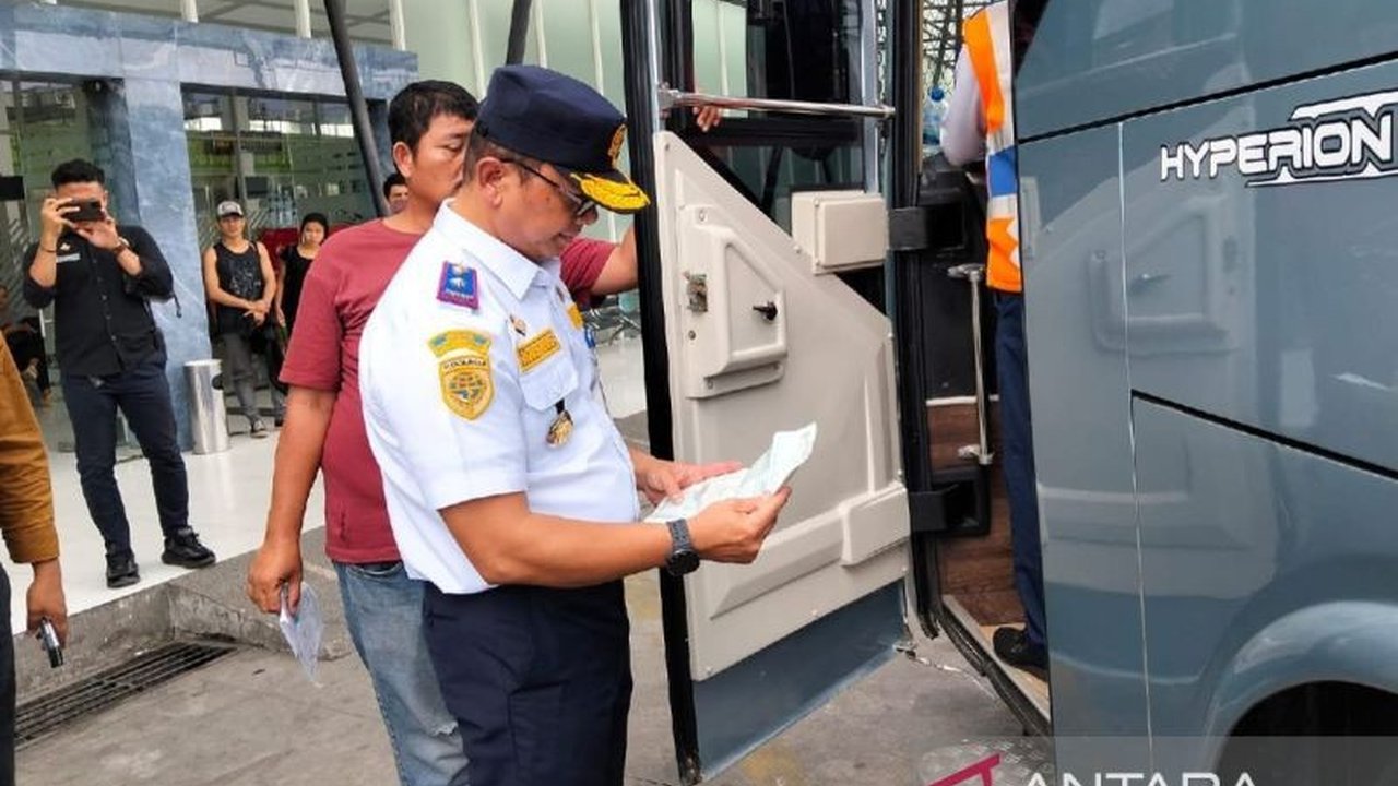Pemerintah Sumatera Utara menertibkan kendaraan umum di Jalan Sisingamangaraja, Medan, untuk mengoptimalkan fungsi Terminal Amplas dan mencegah kemacetan.