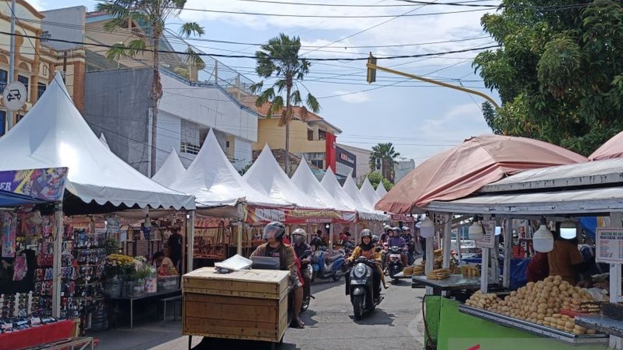Pemkab Kudus melibatkan pedagang dan relawan untuk menjaga kebersihan Pasar Dandangan, tradisi menyambut Ramadhan yang melibatkan ratusan UMKM, dengan tambahan truk sampah untuk mengatasi volume sampah meningkat.
