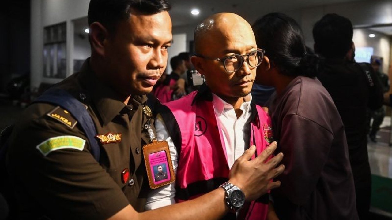 Kejaksaan Agung menetapkan beberapa tersangka terkait kasus dugaan korupsi oplosan BBM jenis RON 90 menjadi RON 92, mengakibatkan kerugian negara mencapai Rp193,7 triliun.