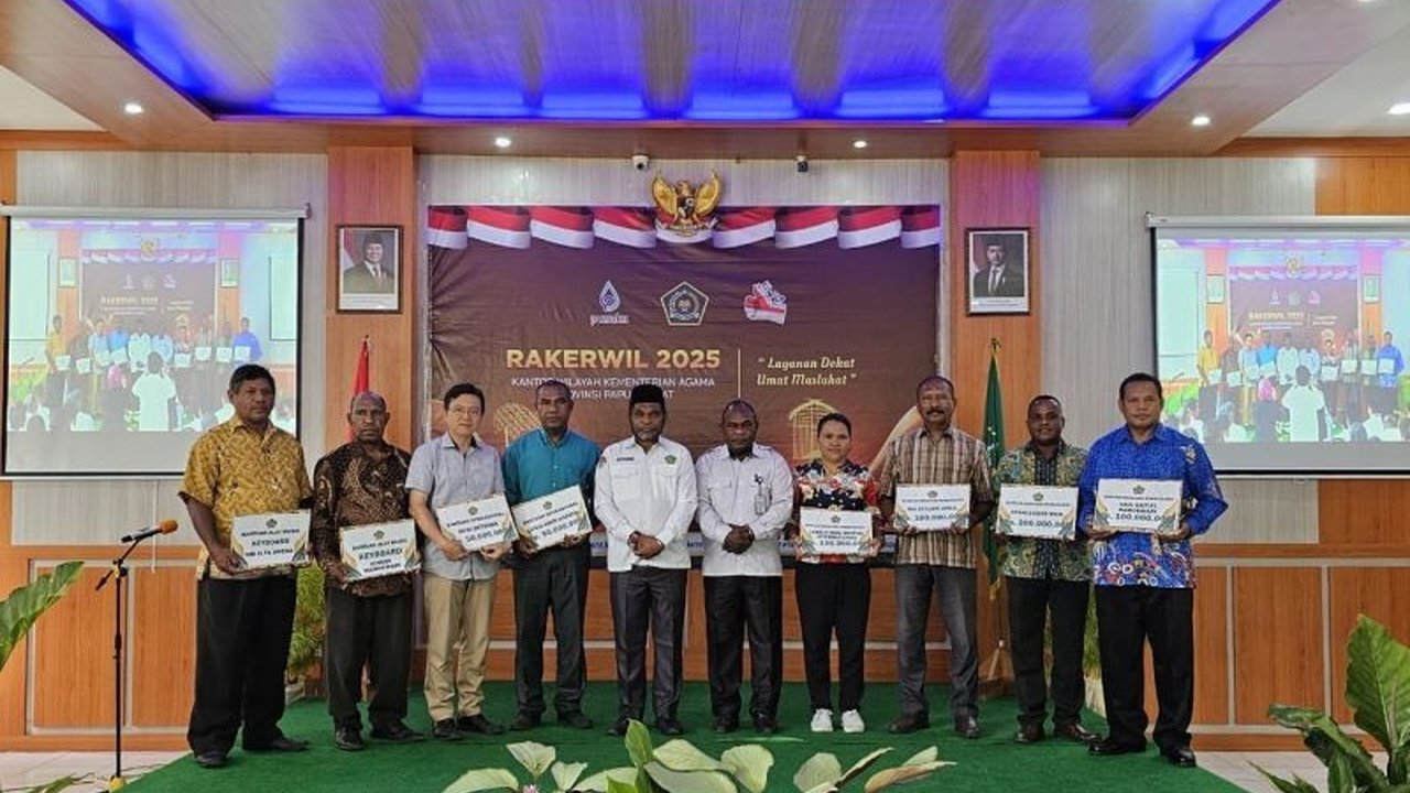 Kemenag Papua Barat menyalurkan bantuan senilai Rp9,57 miliar untuk operasional organisasi dan pendidikan keagamaan, guna meningkatkan kerukunan antarumat beragama.