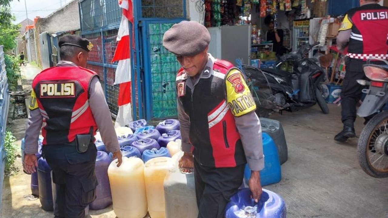 Polresta Cirebon menyita ratusan botol miras berbagai jenis dalam razia jelang Ramadhan untuk menciptakan situasi kondusif dan keamanan bagi masyarakat.