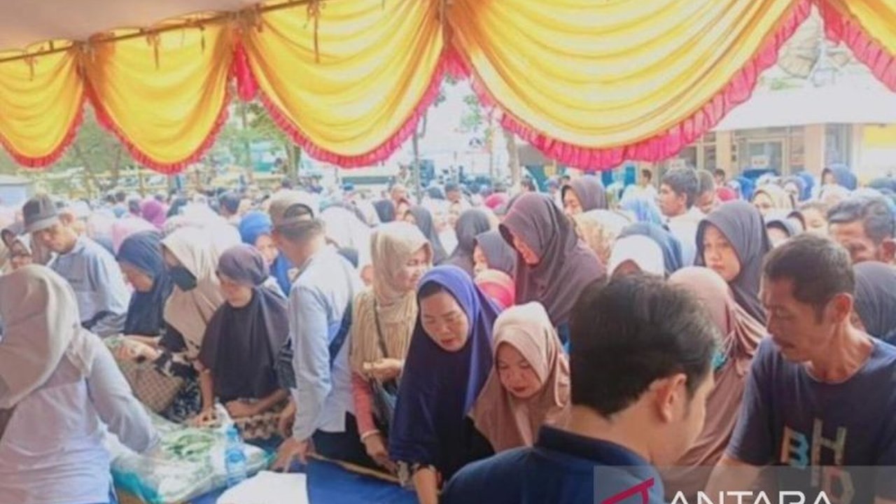 Pemerintah Kabupaten Kotabaru menggelar pasar murah di 12 lokasi untuk membantu masyarakat mendapatkan kebutuhan pokok dengan harga terjangkau menjelang Ramadhan dan Idul Fitri 2025.