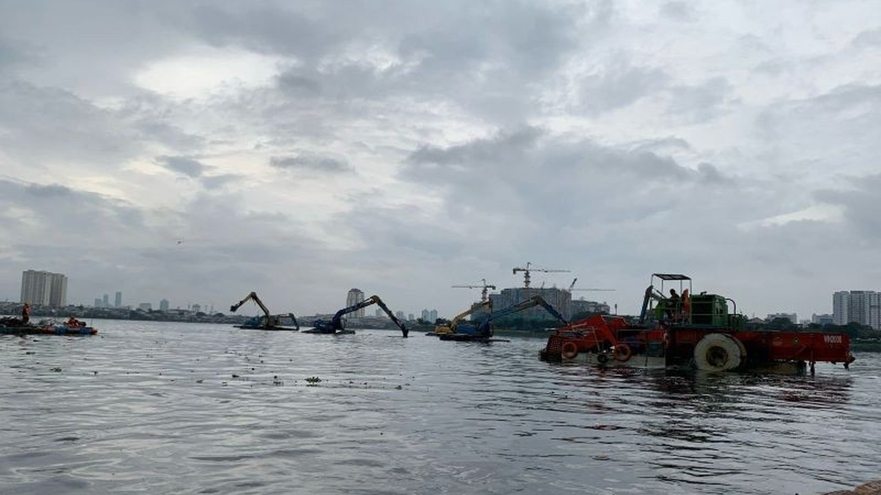PT Pembangunan Jaya Ancol menyediakan lahan di sisi timur Carnaval untuk menampung jutaan meter kubik sedimen hasil pengerukan sungai dan waduk Jakarta guna mencegah banjir.