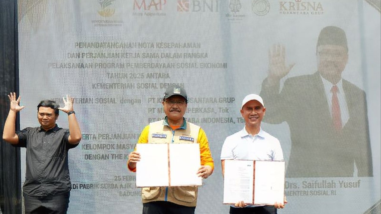Menteri Sosial Saifullah Yusuf memberikan apresiasi kepada pengusaha Bali, Gusti Ngurah Anom, atas dedikasinya mempekerjakan penyandang disabilitas melebihi ketentuan undang-undang, menginspirasi kolaborasi pemberdayaan.