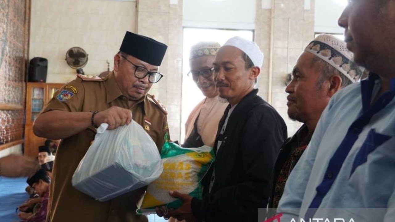 Pemerintah Kota Bengkulu bersama Baznas menyalurkan 1.297 paket sembako kepada imam, khatib, guru ngaji, dan lainnya dalam rangka menyambut Ramadan dan HUT Kota Bengkulu ke-306.