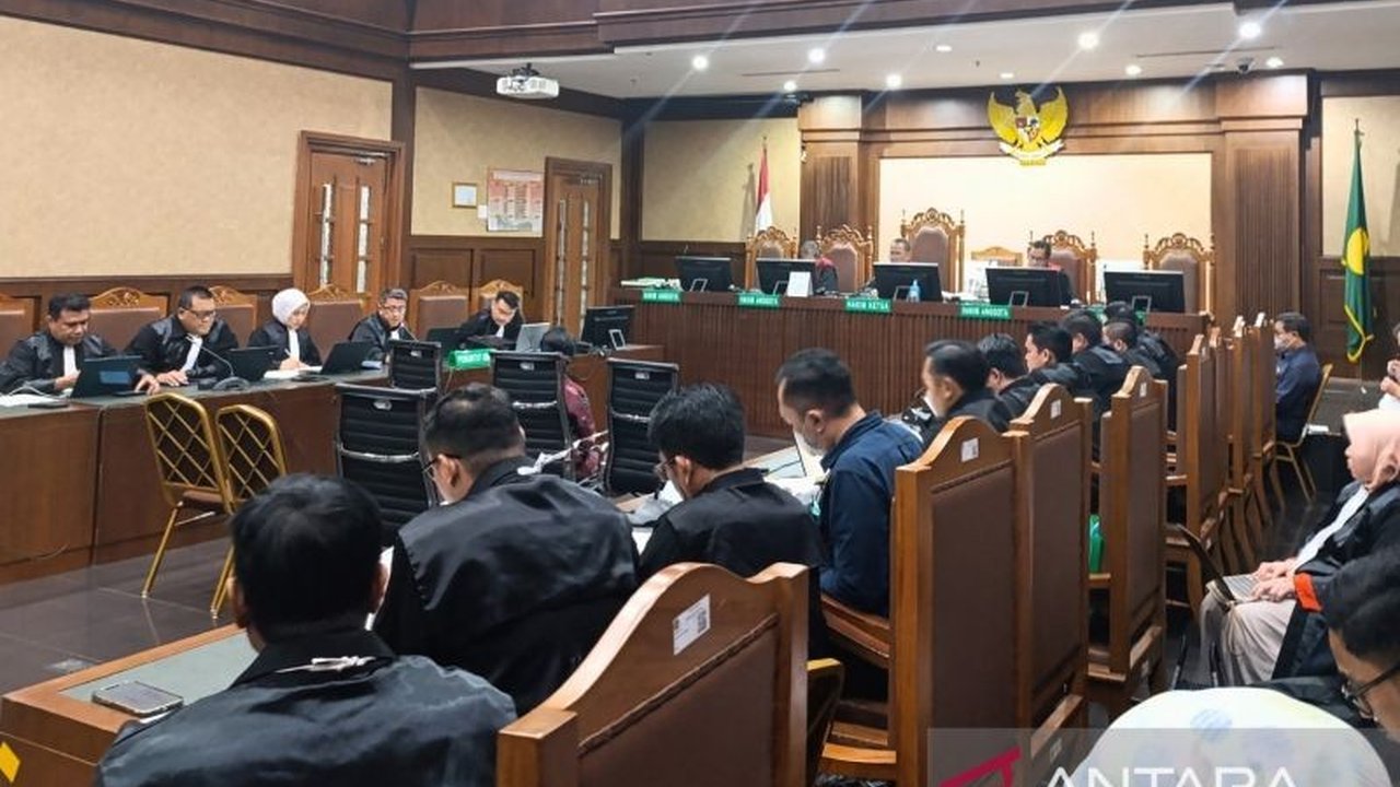 Pengacara Ronald Tannur, Lisa Rachmat, mengaku memberikan uang Rp6 miliar kepada mantan pejabat MA, Zarof Ricar, untuk mempengaruhi putusan kasasi kliennya; sebagian uang berasal dari honor dan sisanya dari tambahan pribadi.