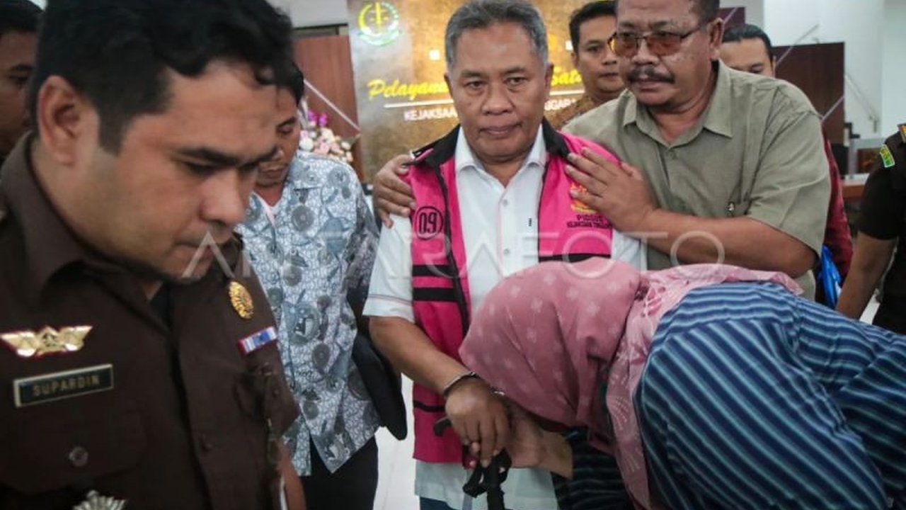 Mantan Bupati Lombok Barat, Zaini Arony, mengajukan pengalihan penahanan dari rutan ke tahanan kota dengan puluhan tokoh agama sebagai penjamin,  mengingat kondisi kesehatannya yang menurun.