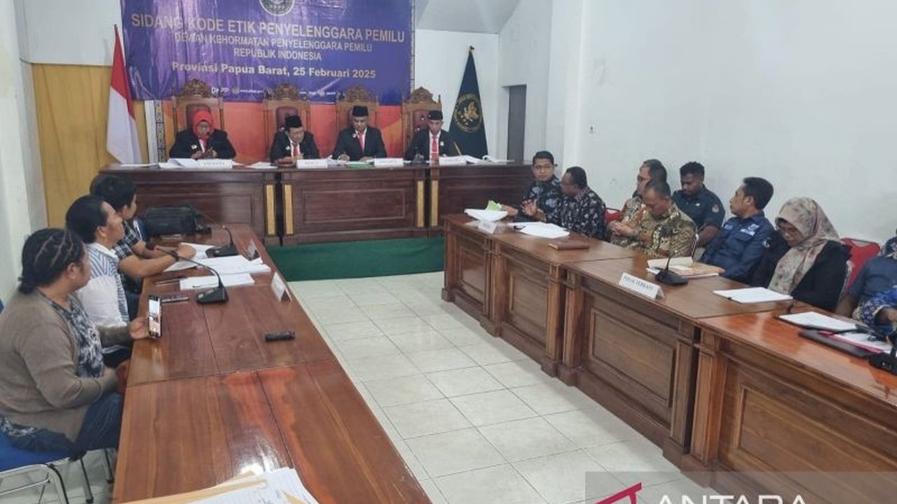 Dewan Kehormatan Penyelenggara Pemilu (DKPP) menggelar sidang dugaan pelanggaran etik terhadap Komisioner KPU Teluk Bintuni terkait penghentian input dokumen dukungan bakal calon perseorangan.