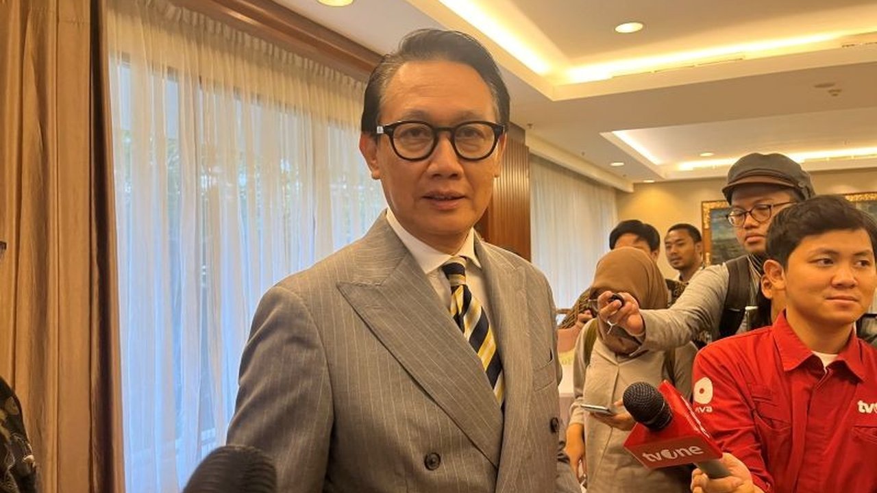 Peningkatan konflik maritim global mendorong Indonesia untuk mengkaji ulang hukum laut internasional, khususnya UNCLOS 1982, demi menjaga stabilitas dan perdamaian di laut.