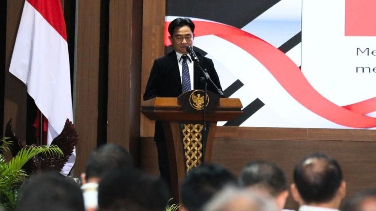 Menteri Yusril Ihza Mahendra menekankan pentingnya harmonisasi kebijakan pusat dan daerah dalam penegakan hukum dan HAM, terutama dalam menangani konflik agraria dan isu HAM di berbagai daerah.