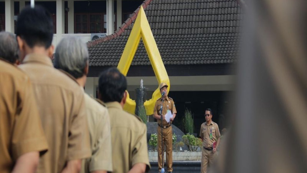 Wakil Bupati Kulon Progo, Ambar Purwoko, menekankan pentingnya disiplin dan kolaborasi ASN dalam memberikan pelayanan terbaik kepada masyarakat serta memprioritaskan program kesejahteraan rakyat dalam refocusing anggaran.