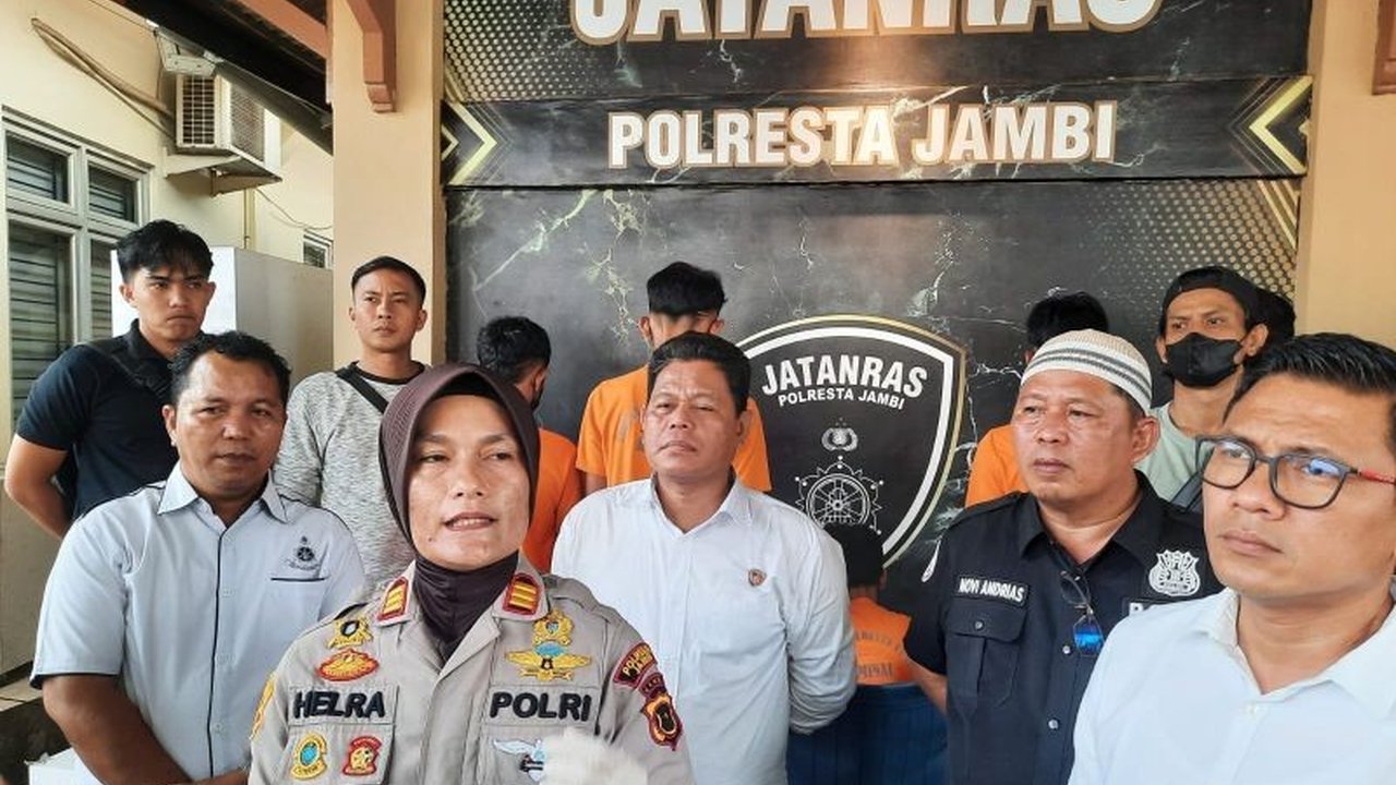 Lima pelajar di Jambi ditangkap polisi karena terlibat tawuran dan menyebabkan korban luka; polisi menyita senjata tajam dan berkoordinasi dengan sekolah serta orang tua para pelaku.