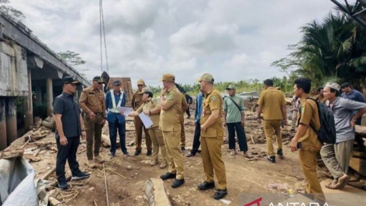 Ambruknya jembatan Muara Terusan di Kapuas, Kalimantan Tengah, akibat amblasnya perancah baja, mendorong Pemkab Kapuas untuk segera melakukan penanganan dan pemulihan akses transportasi air.