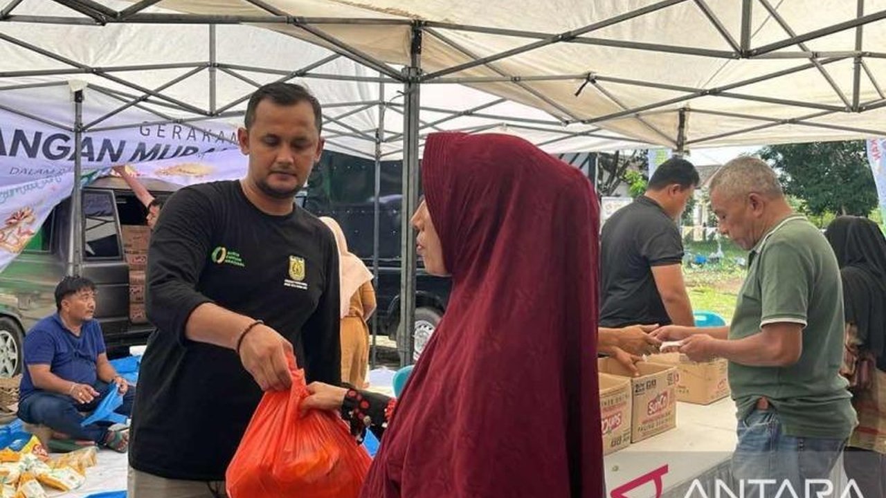 Pemerintah Kota Banda Aceh membagikan 2.200 paket sembako subsidi dengan harga Rp156.000 per paket untuk membantu warga kurang mampu menyambut Ramadhan.