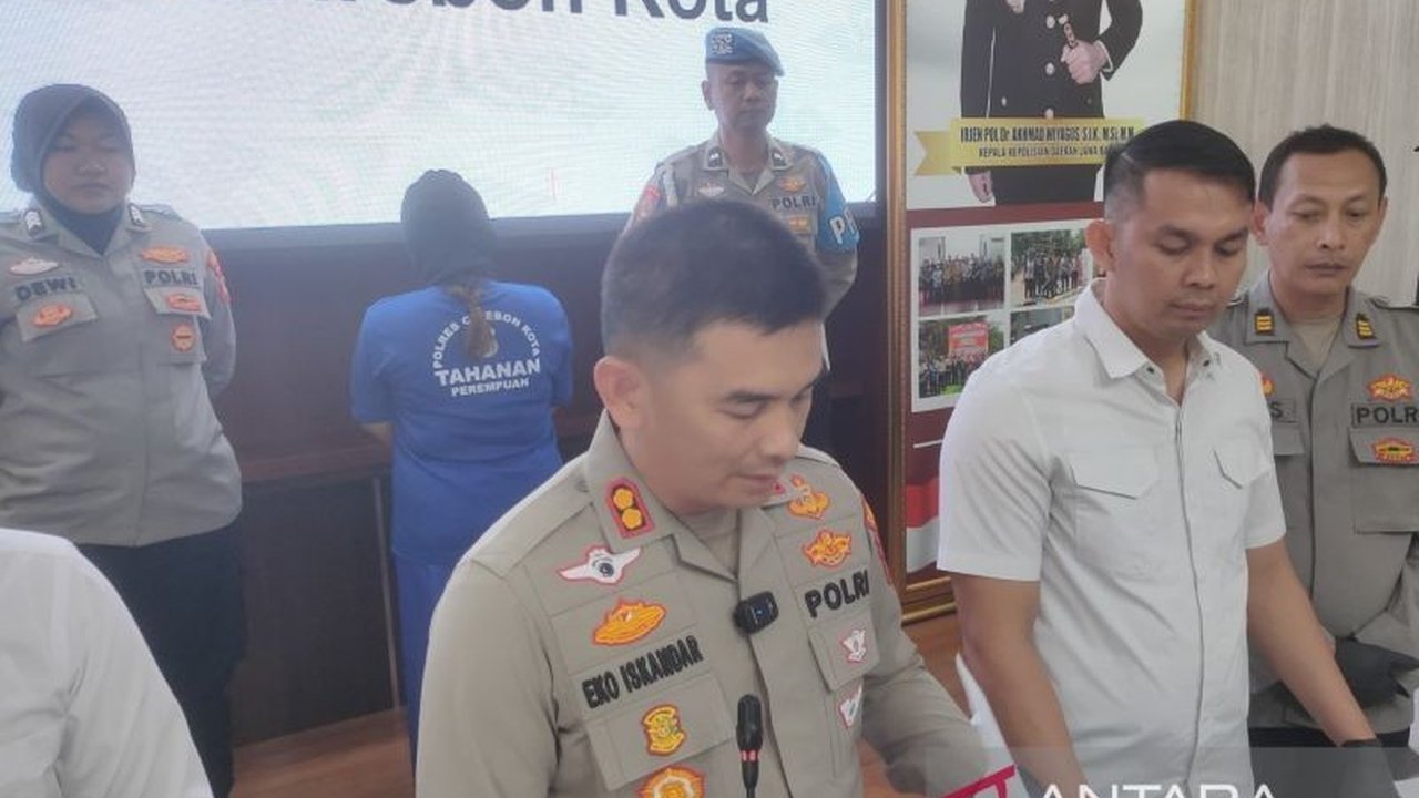 Seorang ibu rumah tangga di Cirebon ditangkap polisi karena melakukan penipuan arisan daring dengan total kerugian mencapai Rp451 juta, dan terancam hukuman 4 tahun penjara.