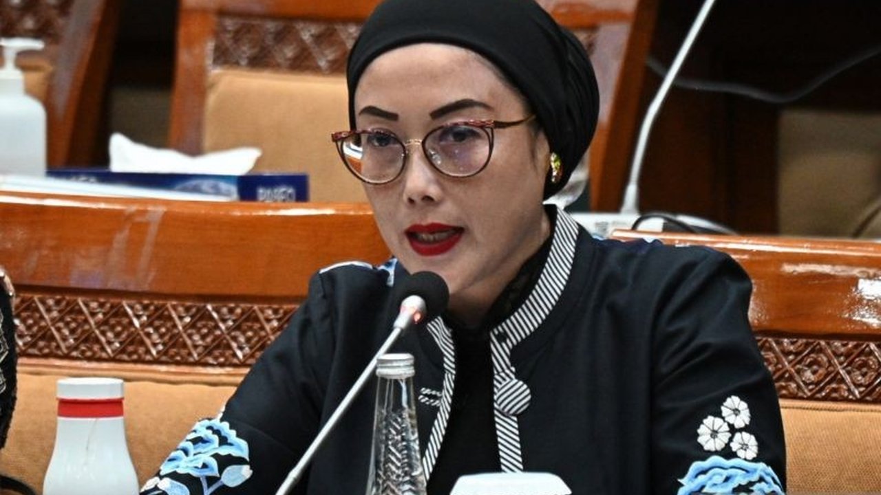 Anggota Komisi VIII DPR RI, Selly Andriany Gantina, mendesak pemerintah untuk memberikan perlakuan adil dan kesejahteraan yang setara bagi seluruh guru di Indonesia, tanpa diskriminasi.