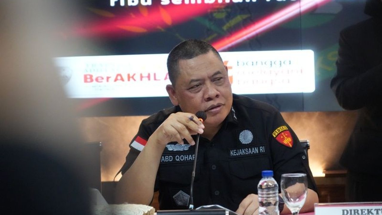 Kejaksaan Agung menggeledah rumah Riza Chalid, pengusaha minyak, terkait kasus dugaan korupsi di Pertamina,  di mana anaknya ditetapkan sebagai tersangka.