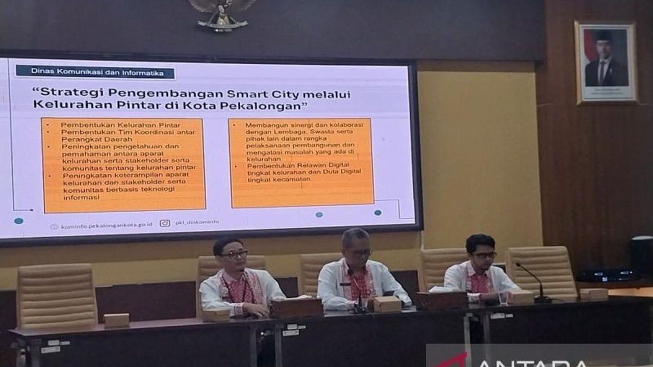 Pemerintah Kota Pekalongan bertekad mewujudkan layanan publik yang berkelanjutan melalui program Kelurahan Pintar, menargetkan seluruh kelurahan menerapkan konsep ini pada 2025.