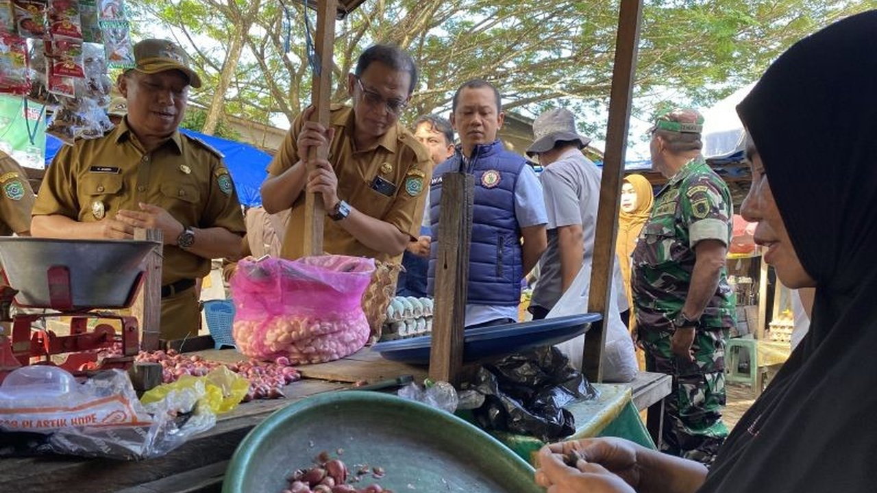 Wakil Bupati Tapin, H. Juanda, sidak ke Pasar Keraton untuk memantau harga dan ketersediaan bahan pokok menjelang Ramadhan, menemukan kenaikan harga bawang merah namun harga komoditas lain relatif stabil.