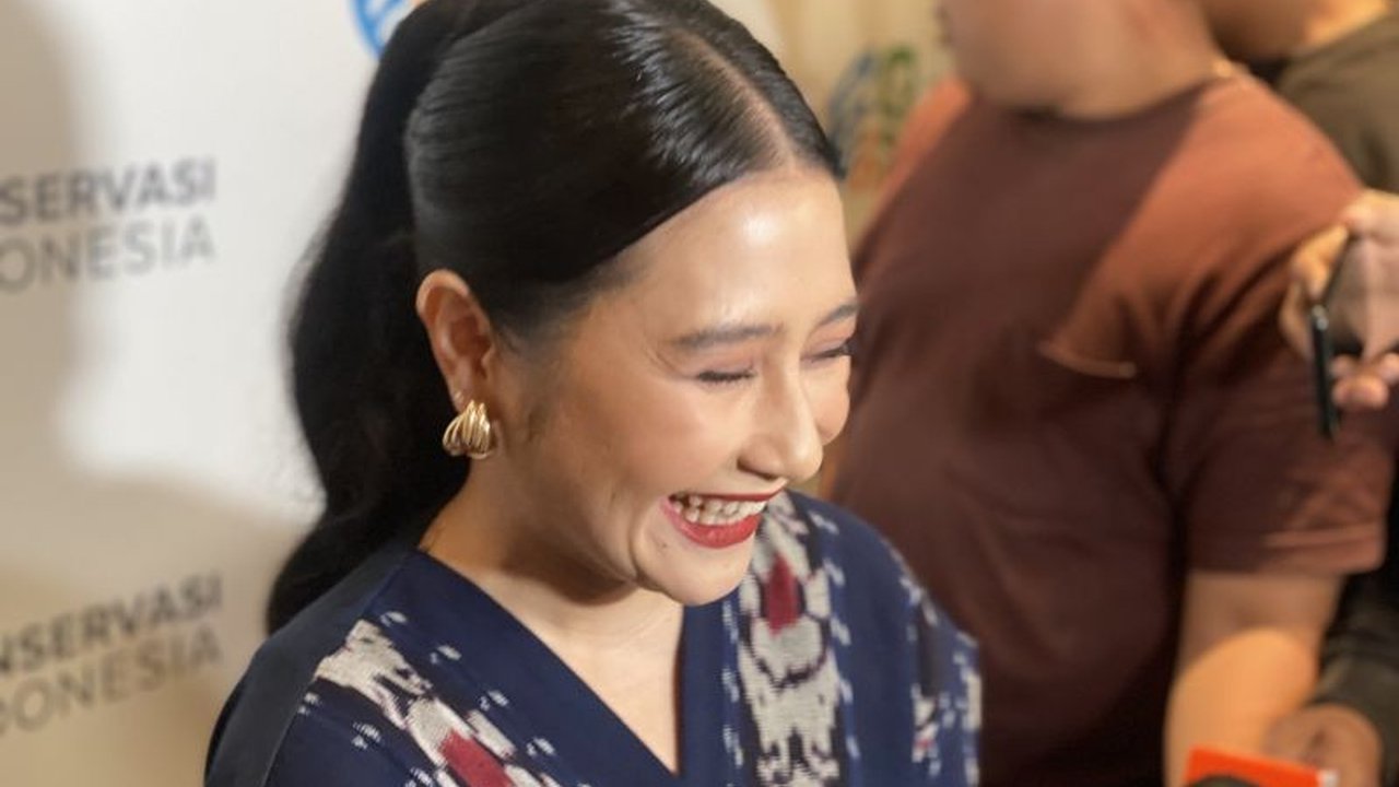 Aktris Prilly Latuconsina berbagi pengalaman seru saat syuting dokumenter di Kaimana, Papua Barat, termasuk momen menegangkan mengejar lumba-lumba dan tantangan bertahan hidup di alam liar.