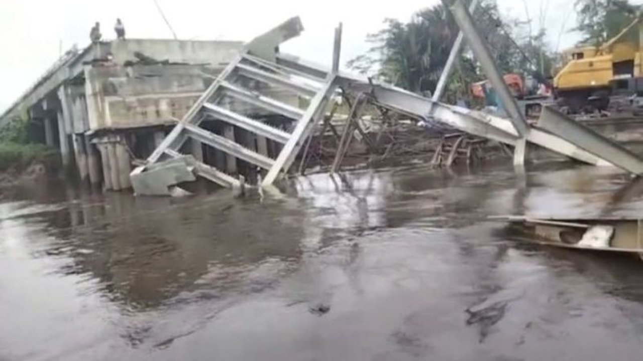 Ambruknya jembatan Muara Terusan di Kapuas, Kalimantan Tengah, disebabkan oleh turunnya perancah penahan baja jembatan yang sedang dalam tahap pembangunan.