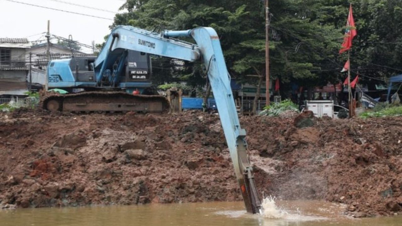 Pembangunan Embung Dharma Jaya di Mampang Prapatan, Jakarta Selatan, untuk mencegah banjir telah mencapai 50 persen progresnya, ditargetkan rampung Maret 2025.