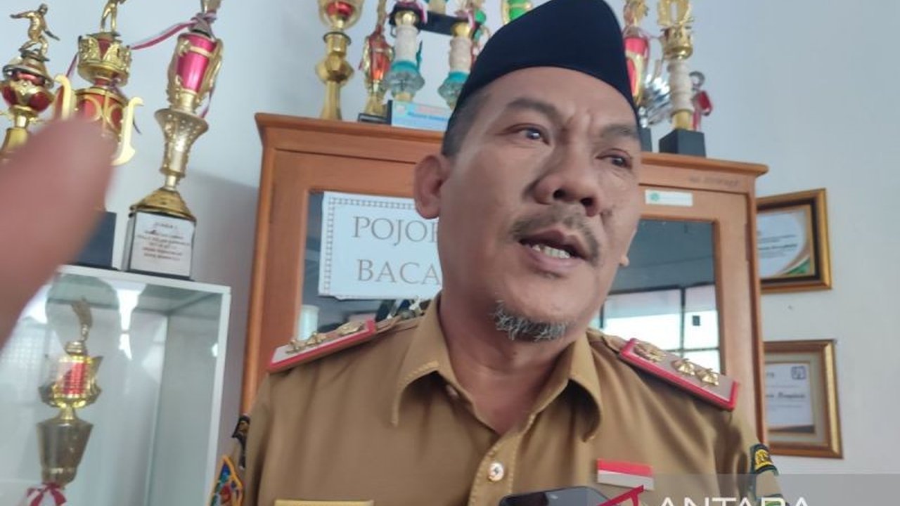 Pemkot Bengkulu mengeluarkan surat edaran yang melarang sekolah menahan ijazah siswa SD, SMP, dan SLBN karena alasan administrasi, serta melarang penjualan buku dan LKS di sekolah.