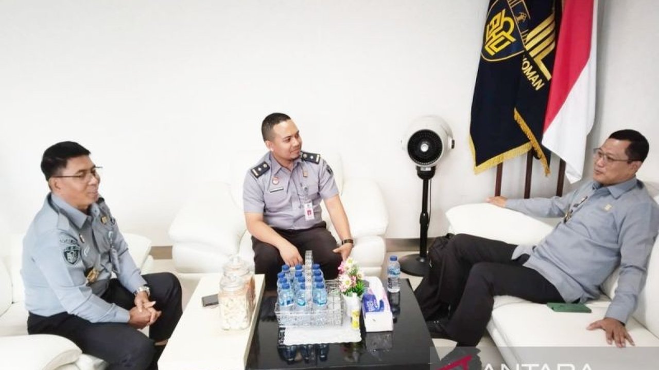 Kemenkum Kalsel berkoordinasi dengan Ditjen AHU Kemenkumham RI untuk mengoptimalkan layanan penegasan status kewarganegaraan bagi WNI di luar negeri sesuai Permenkumham Nomor 6 Tahun 2025.