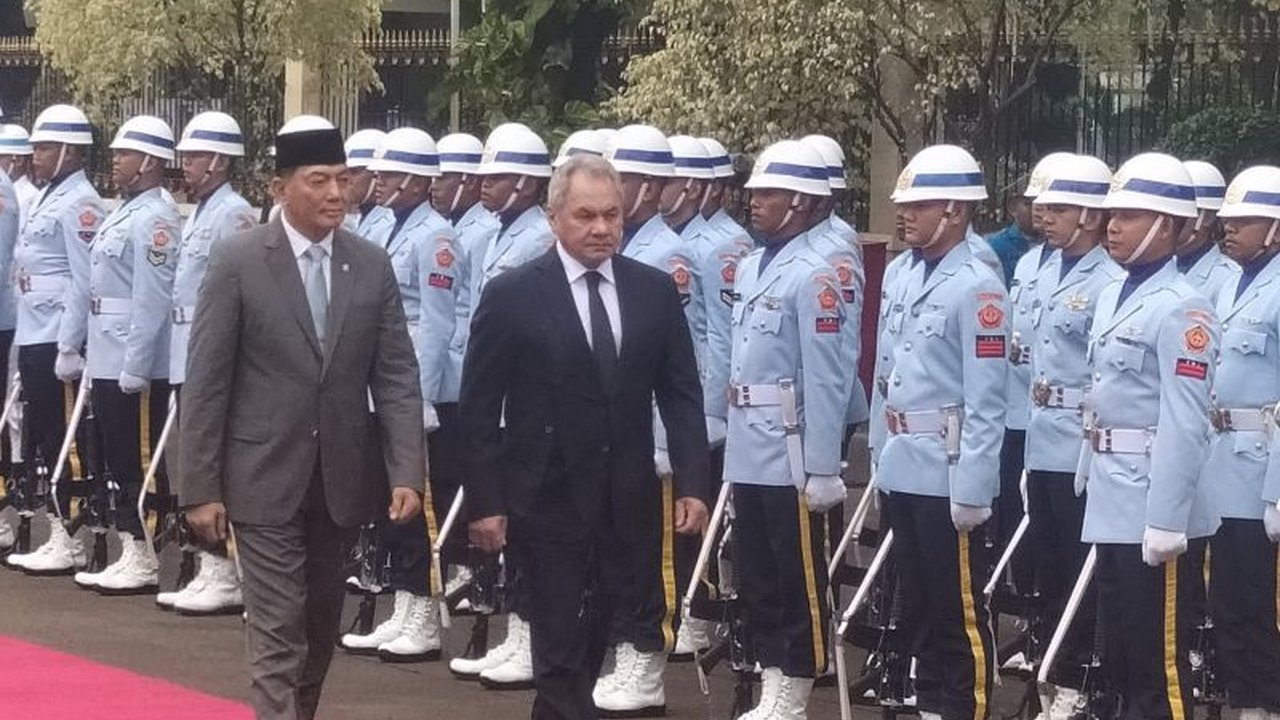 Kementerian Pertahanan Indonesia berupaya meningkatkan kerja sama militer dengan Rusia melalui berbagai skema, termasuk pelatihan bersama, transfer teknologi, dan pertukaran prajurit untuk memperkuat kapabilitas pertahanan Indonesia.