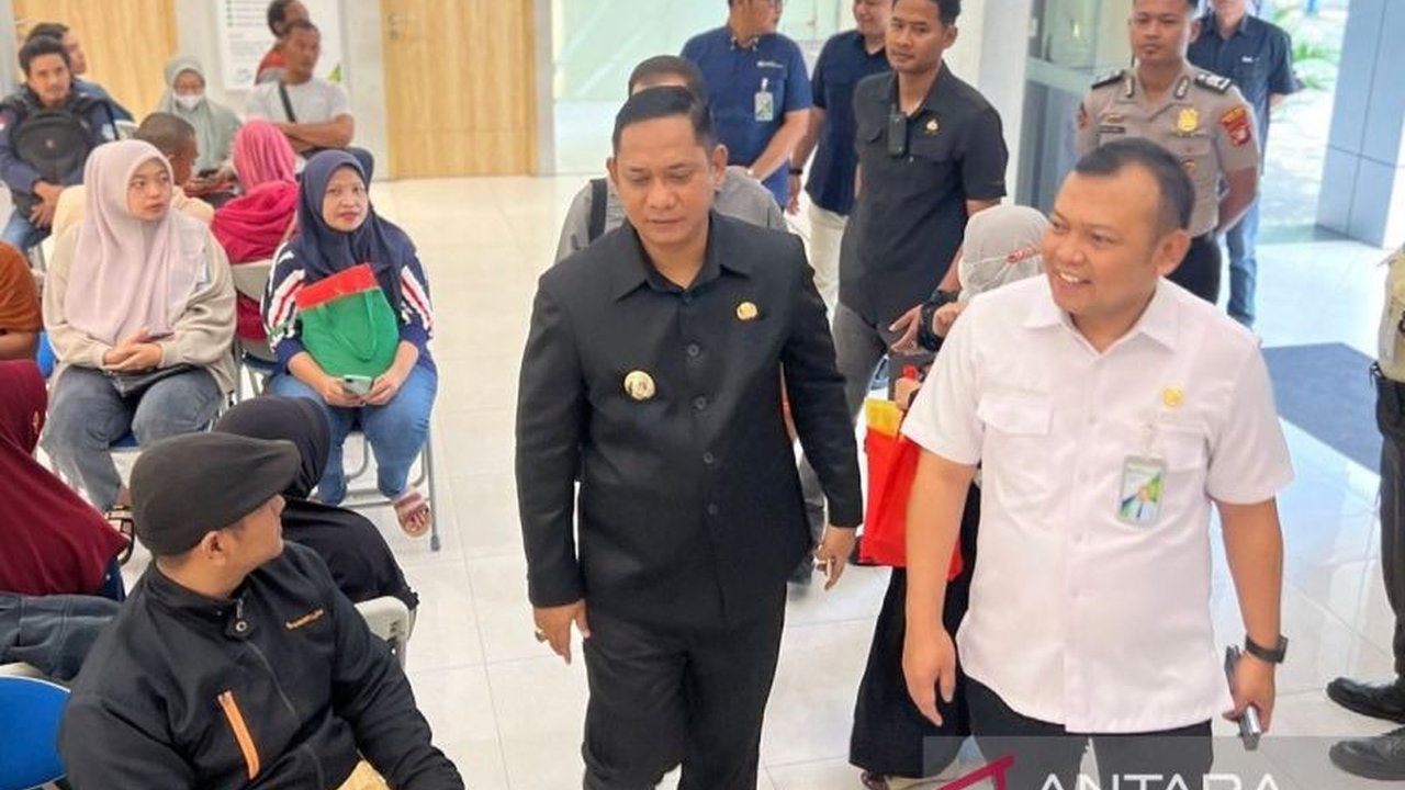 Pemerintah Kabupaten Bekasi berupaya menciptakan kemandirian ekonomi masyarakat melalui berbagai program untuk mengurangi pengangguran dan kemiskinan, serta meningkatkan kesejahteraan rakyat.
