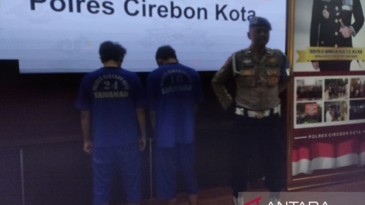 Satreskrim Polres Cirebon Kota menangkap dua tersangka penipuan yang mengaku polisi gadungan, mencuri barang berharga korban dengan modus tes urine narkoba.