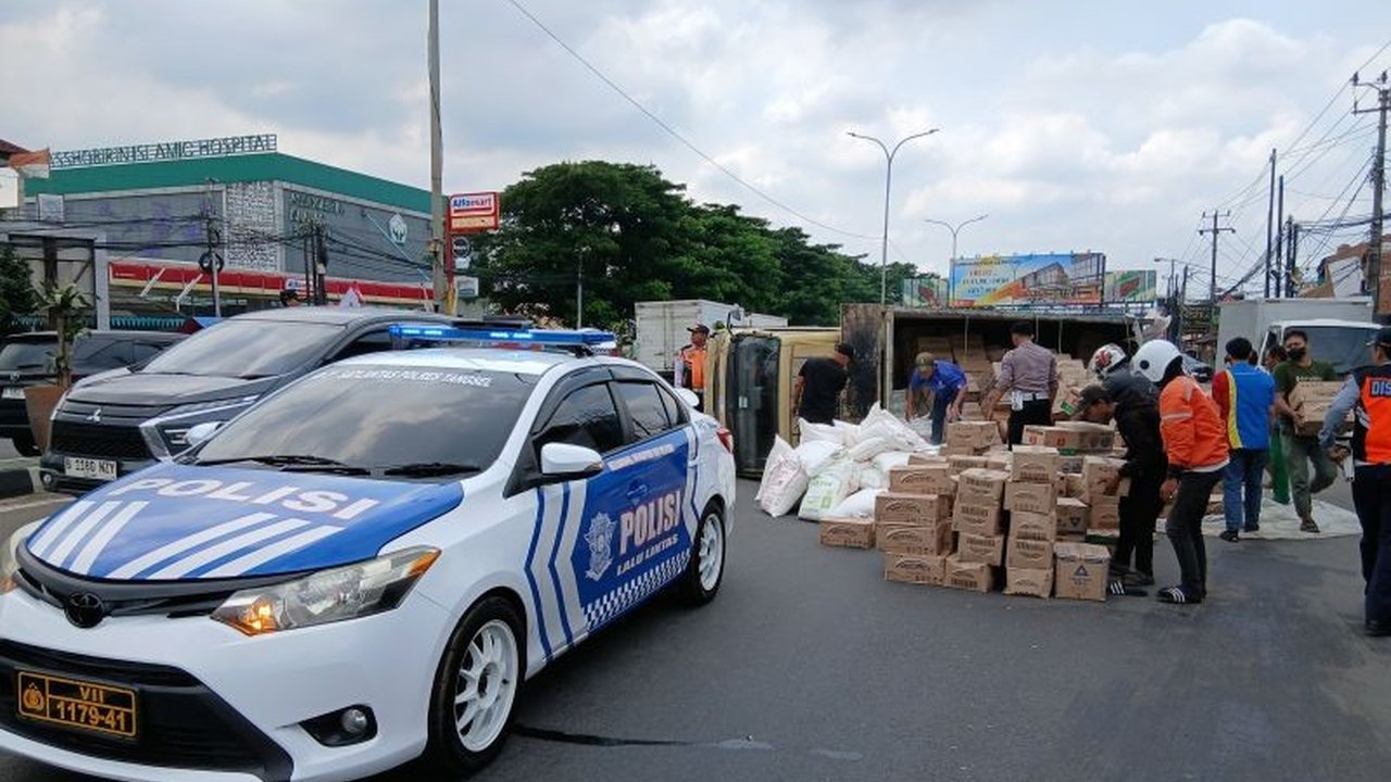Truk Sembako Terguling di Jalan Raya Serpong, Tangsel: Kemacetan Panjang Tak Terhindarkan