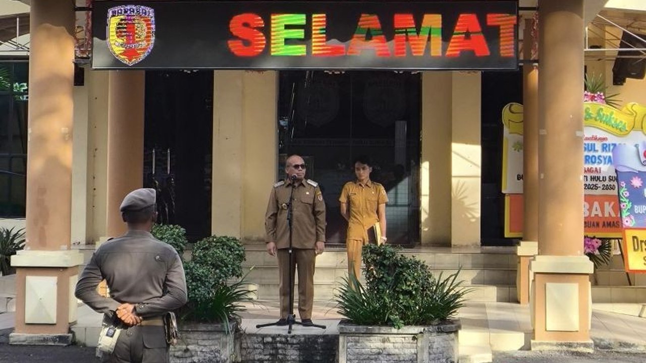 Wakil Bupati Hulu Sungai Tengah (HST), Kalimantan Selatan meminta seluruh ASN untuk mempermudah sistem pelayanan publik dan meningkatkan kinerja guna memberikan layanan terbaik bagi masyarakat.