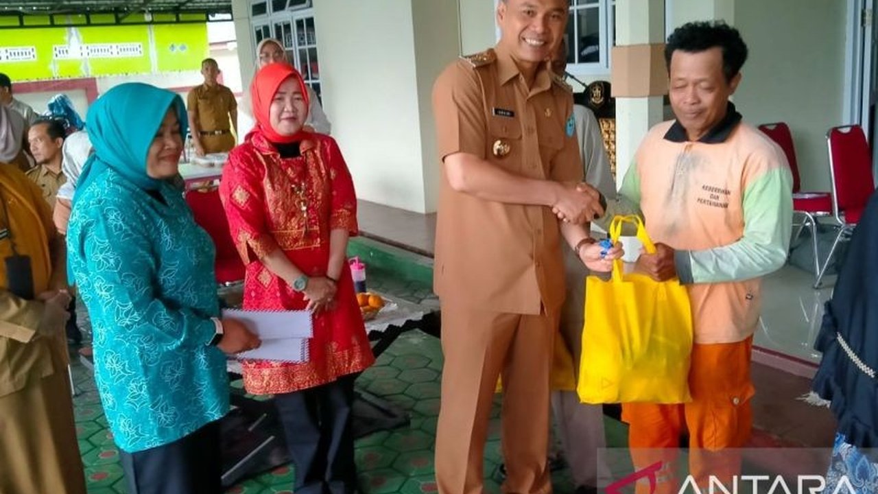 Tim Penggerak PKK dan Dharma Wanita Persatuan Kabupaten Bangka membagikan 110 paket sembako kepada warga kurang mampu, khususnya lansia dan anak yatim, menjelang Ramadhan.