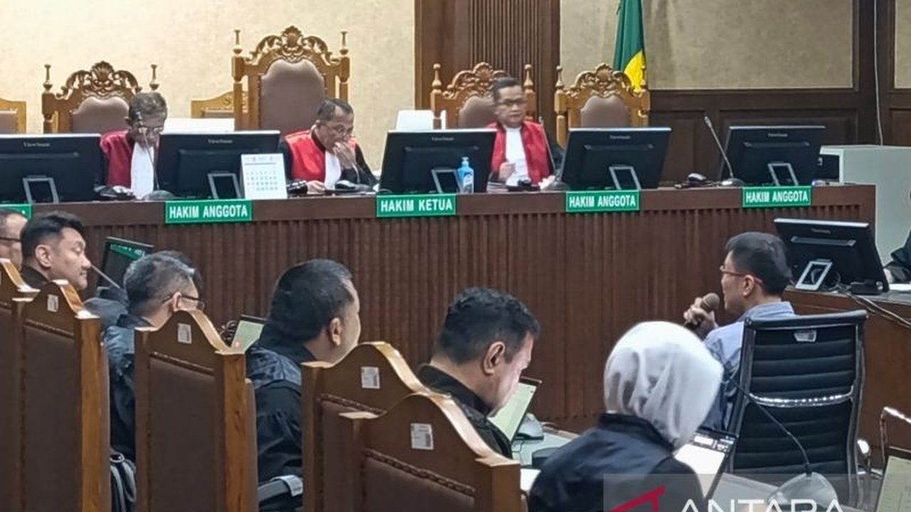 Ronald Tannur, terpidana kasus kematian Dini Sera Afrianti, membantah mengetahui adanya tawaran uang damai dari penasihat hukumnya kepada keluarga korban,  mengungkapkan versi berbeda terkait penyebab kematian Dini.