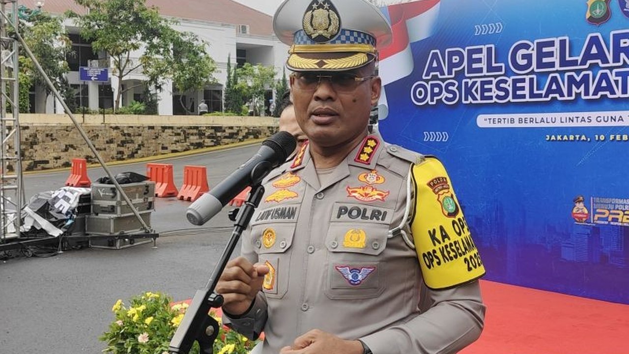 Kepolisian mengizinkan penggunaan bahu jalan Tol Dalam Kota Jakarta ruas Semanggi-Cawang selama jam sibuk untuk mengurangi kemacetan, kebijakan ini berlaku sementara waktu.