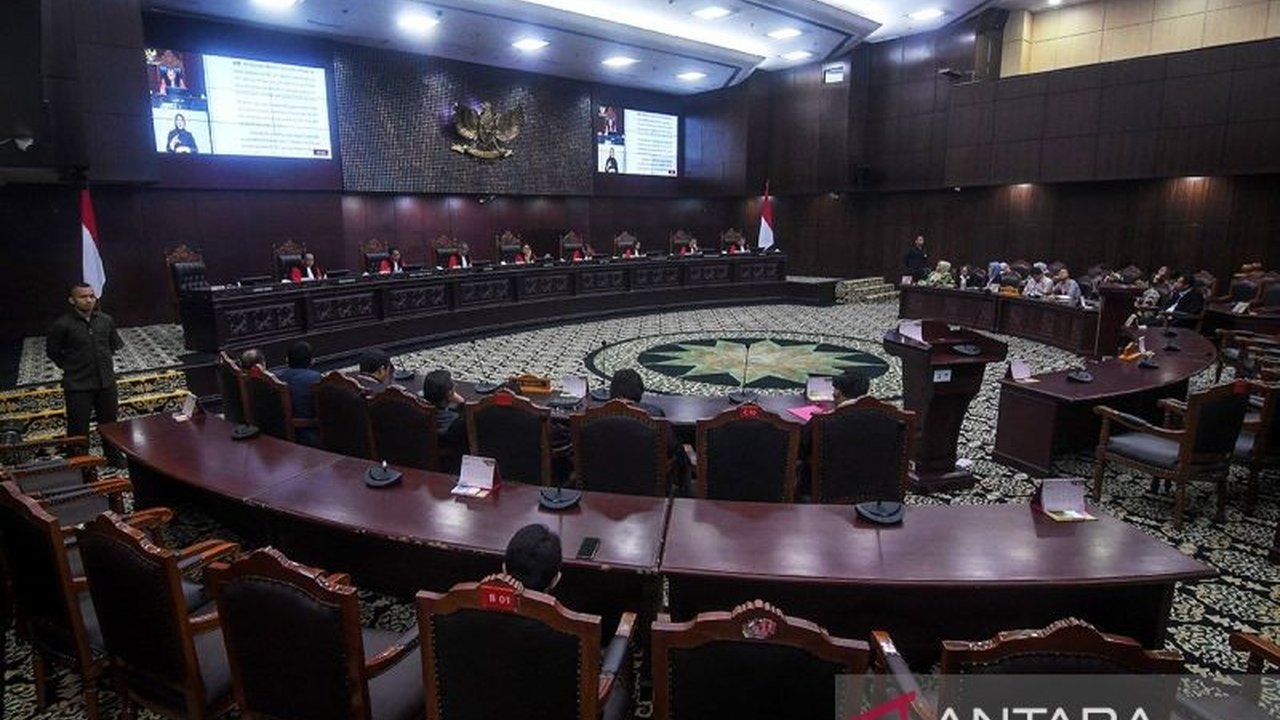 Penghapusan ambang batas pencalonan presiden disambut baik, namun wacana serupa untuk parlemen menimbulkan pro-kontra di kalangan politisi dan masyarakat sipil.