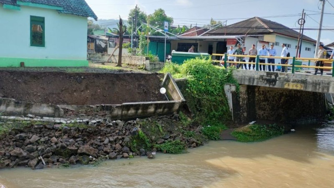 Talud Sungai Celeng di Imogiri, Bantul, runtuh akibat hujan deras; pemerintah kabupaten segera melakukan penanggulangan untuk mencegah bahaya meluas.