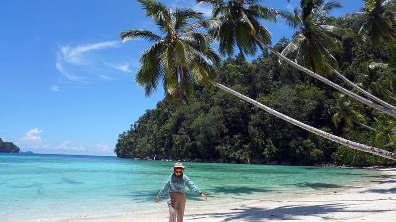 Kabupaten Kaimana, Papua Barat, menjadi contoh sukses harmonisasi pariwisata dan konservasi lingkungan, menghasilkan kesejahteraan masyarakat tanpa mengorbankan alam.